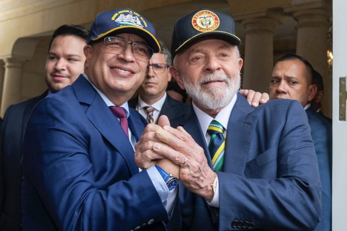 Lula presta apoio ao presidente investigado Gustavo Petro