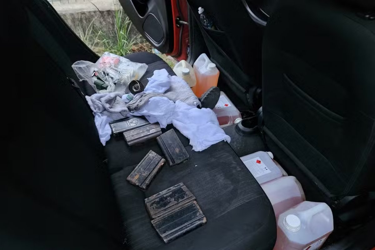 Material explosivo é encontrado em carros ao lado de escolas e UPA na Zona Oeste do Rio