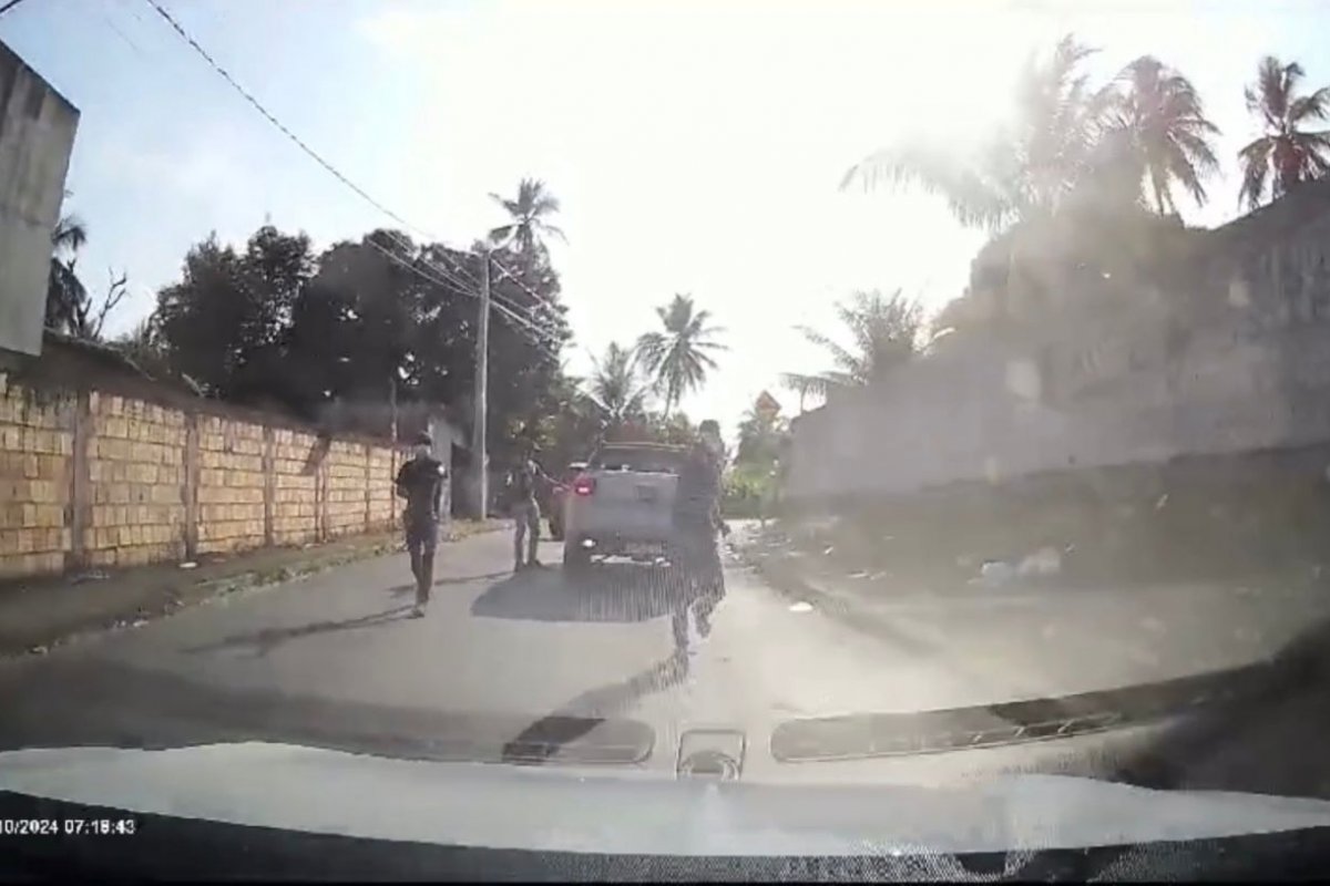 Vídeo: motorista presencia assalto a carro e foge de ré na Bahia