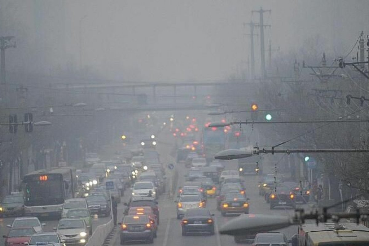 Milão proíbe circulação de carros devido à poluição