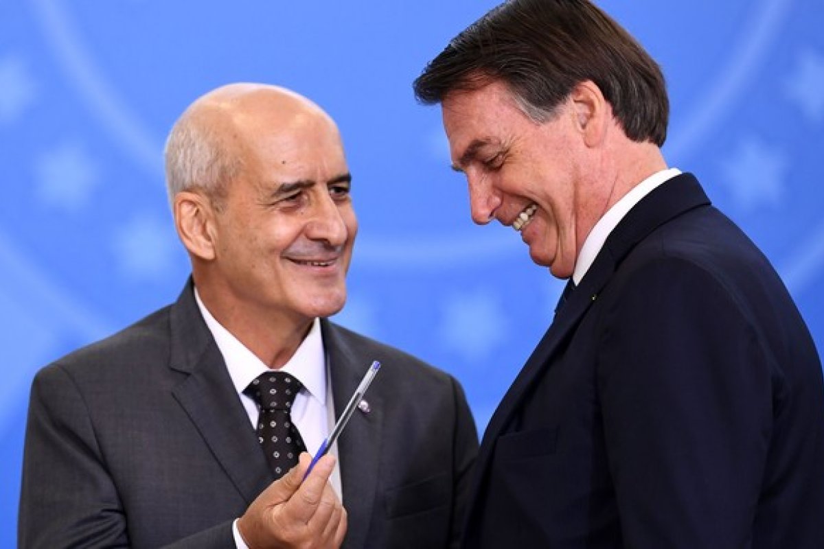 Heleno e Ramos convenceram Bolsonaro a voltar atrás no caso do ex-assessor