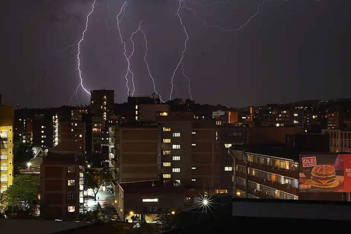 Tempestade causa apagão em diversos bairros de São Paulo e 3 mortes em Bauru