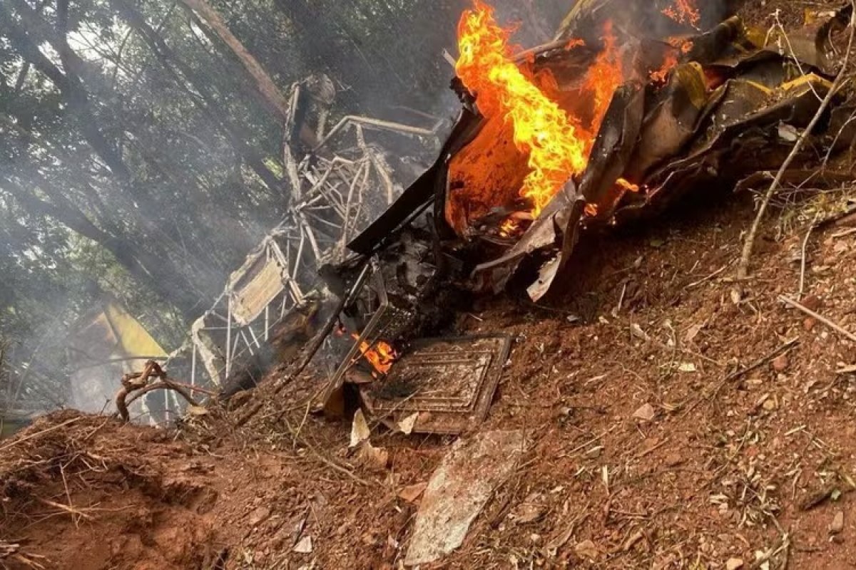Piloto morre carbonizado em queda de avião em Minas Gerais