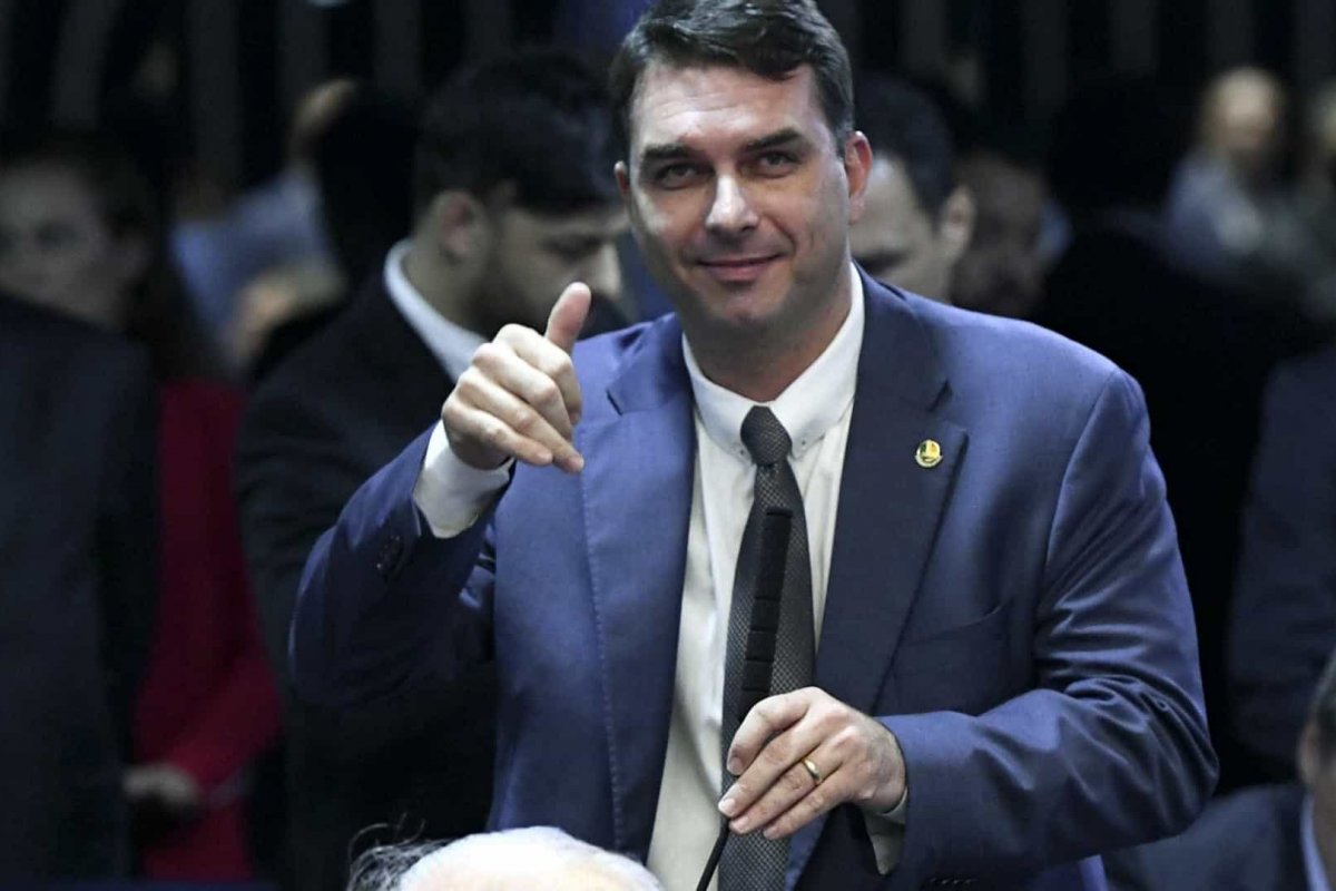 Flávio Bolsonaro começa a se destacar no Senado e elogia Jaques Wagner (PT)