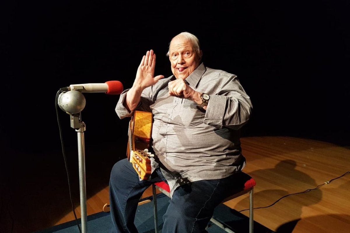 Morre Ary Toledo, figura icônica da comédia brasileira, aos 87 anos