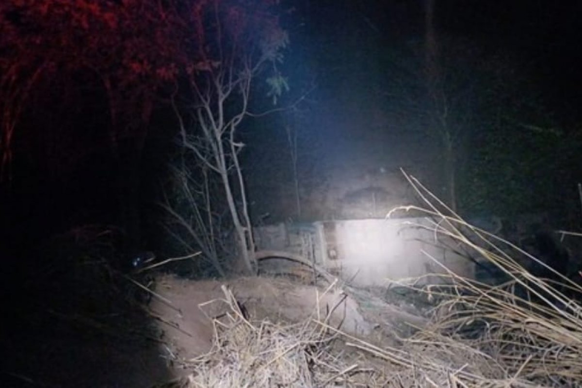 Ônibus com 42 passageiros sai da pista e despenca de ribanceira