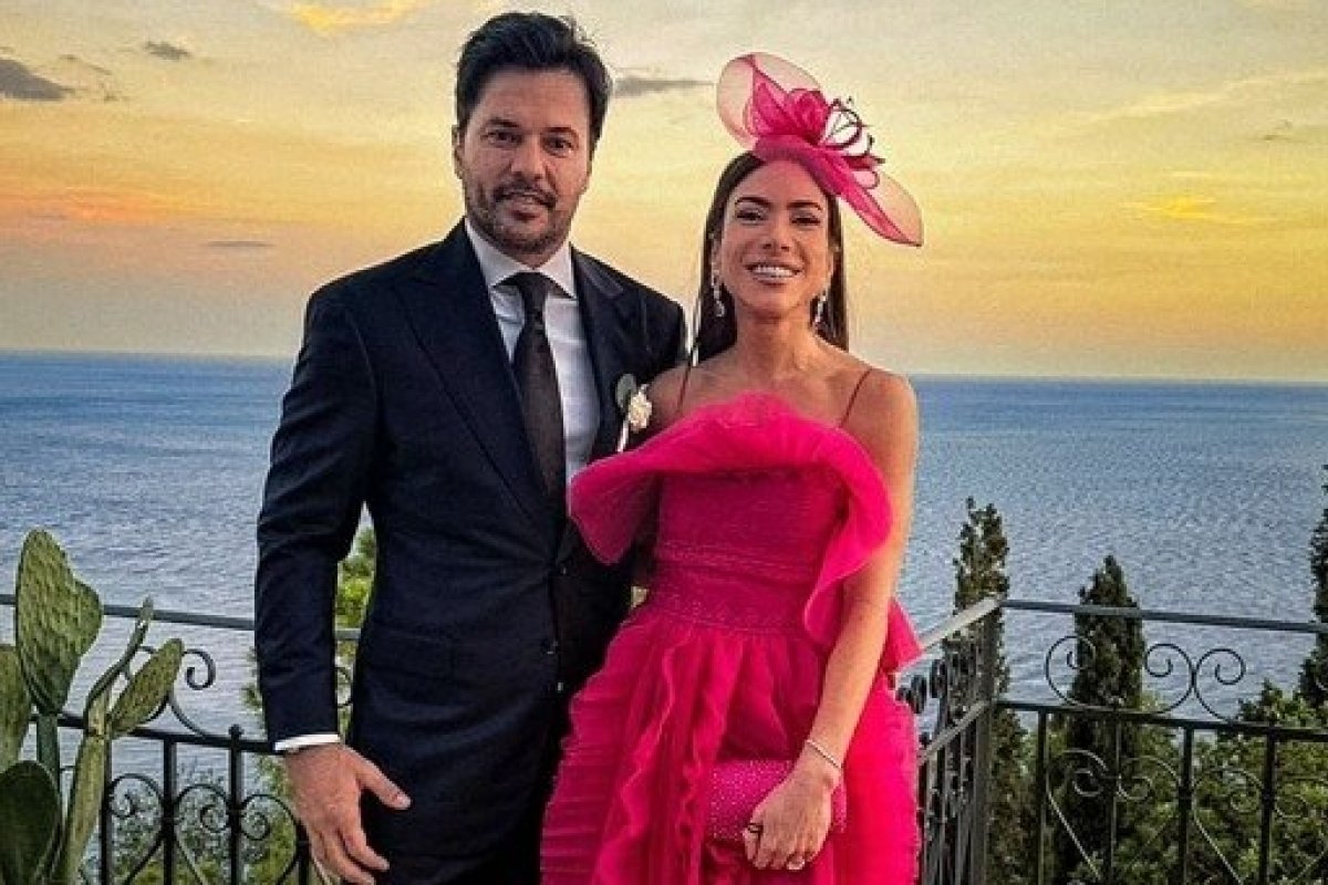 Patrícia Abravanel é madrinha de casamento na ilha da Sicília. Confira o look!