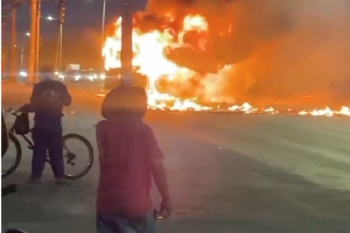 Vídeo: Ônibus é incendiado na Paralela e trânsito fica congestionado na região