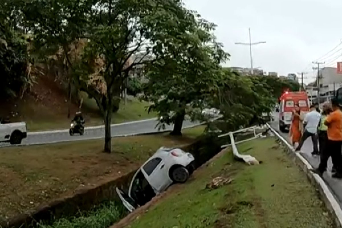 Motorista cai em vala e fica preso em carro na região da Garibaldi, em Salvador
