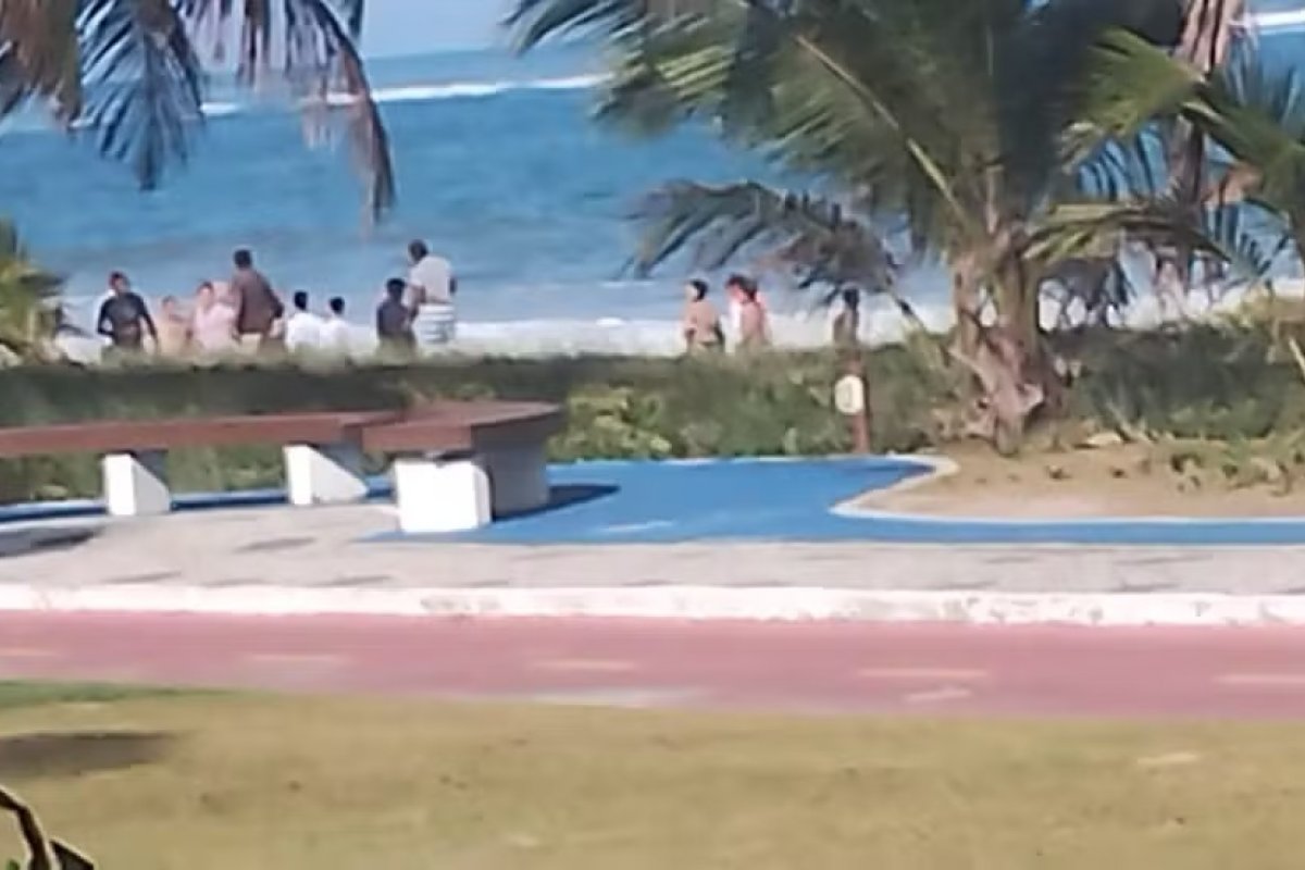 Dois homens morrem afogados na praia de Guarajuba; terceira vítima foi socorrida por helicóptero
