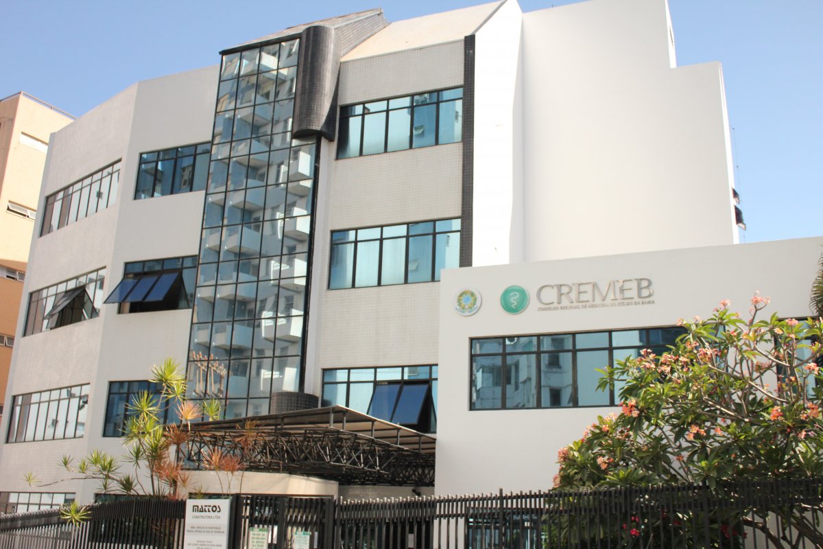 Sem formação adequada, biomédica faz 'lipo de papada' e deixa paciente em estado grave na Bahia; Conselho de Medicina investiga