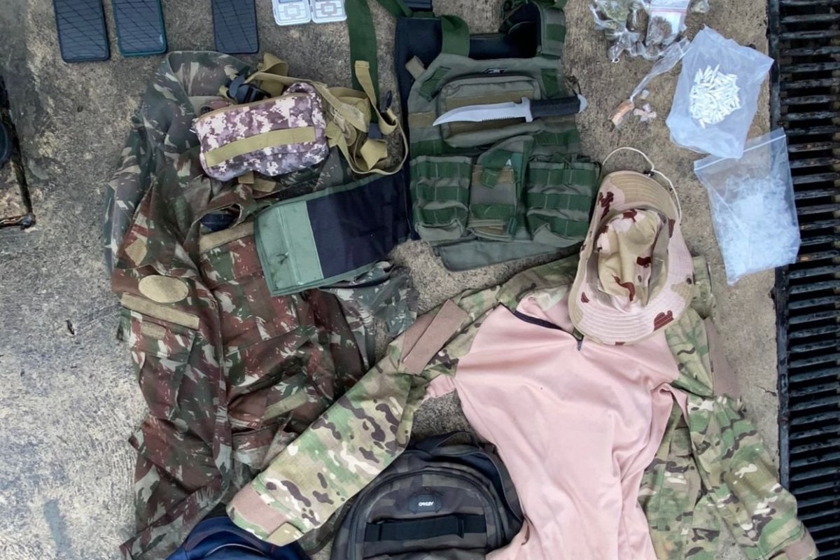 Fuzil, munições e drogas são apreendidas em ação de policiamento no Bairro da Paz, em Salvador