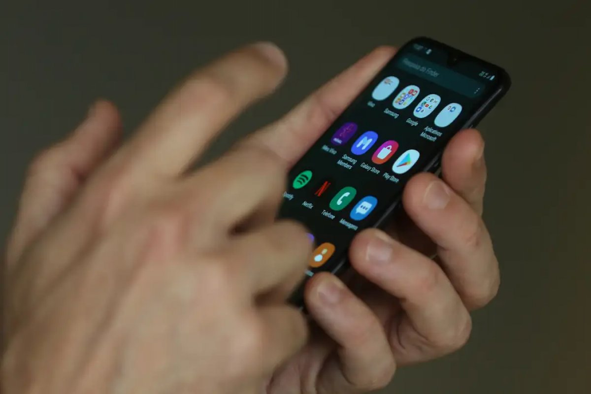 Oito em cada 10 adultos defendem a proibição de celulares em escolas