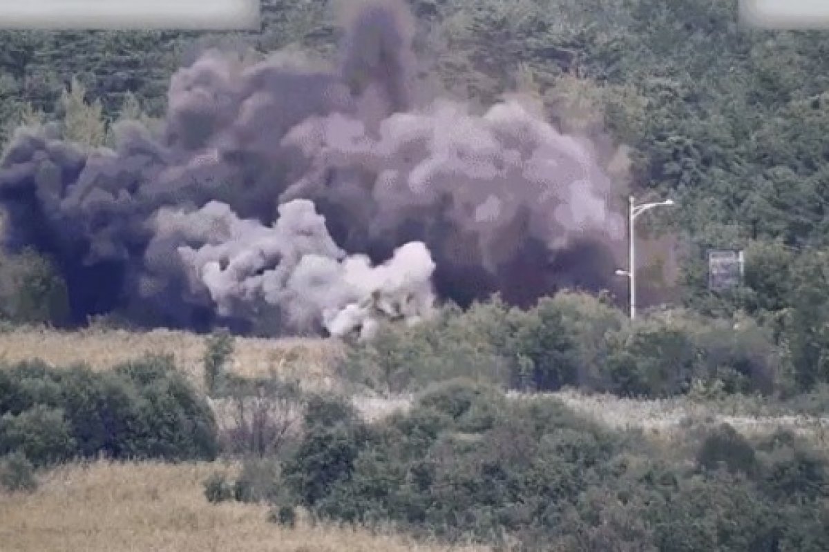 Coreia do Norte explode trechos de estradas em direção à fronteira; Coreia do Sul dispara tiros de advertência
