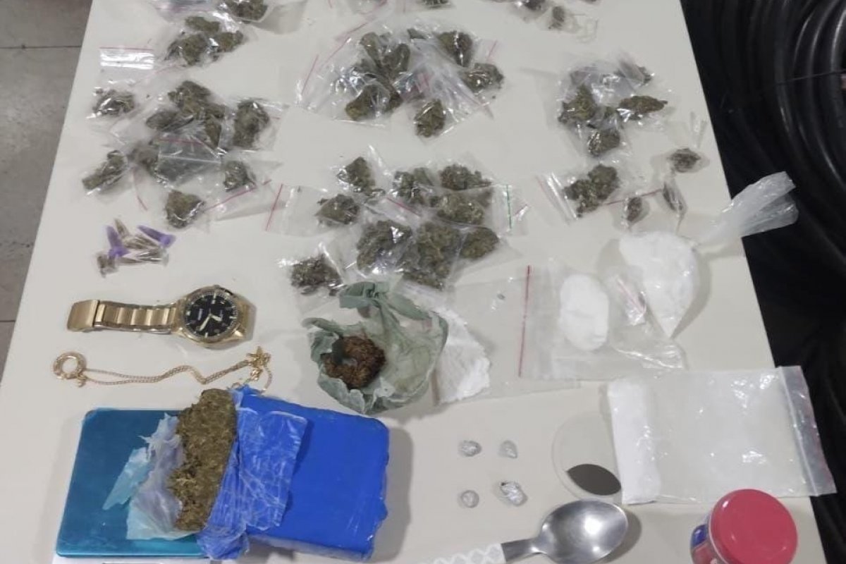 Adolescente é apreendido com porções de maconha e crack na RMS