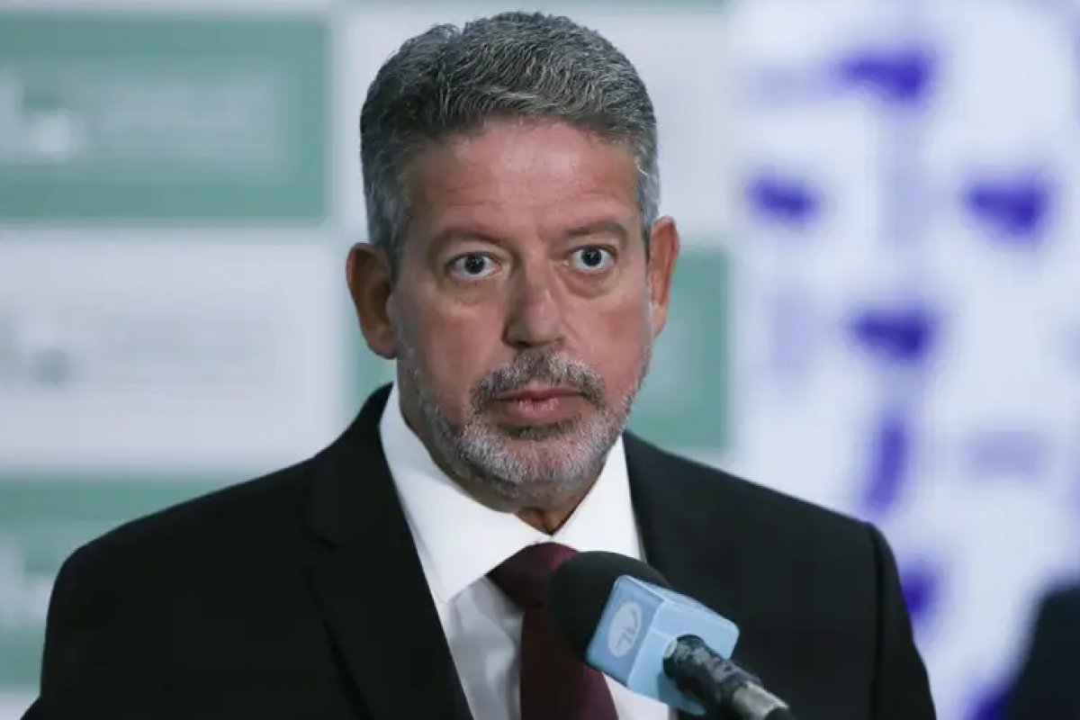 Lira dispensa deputados de sessões até o segundo turno