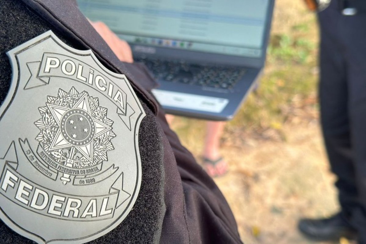 PF prende alemão suspeito de liderar rede de ataques racistas online