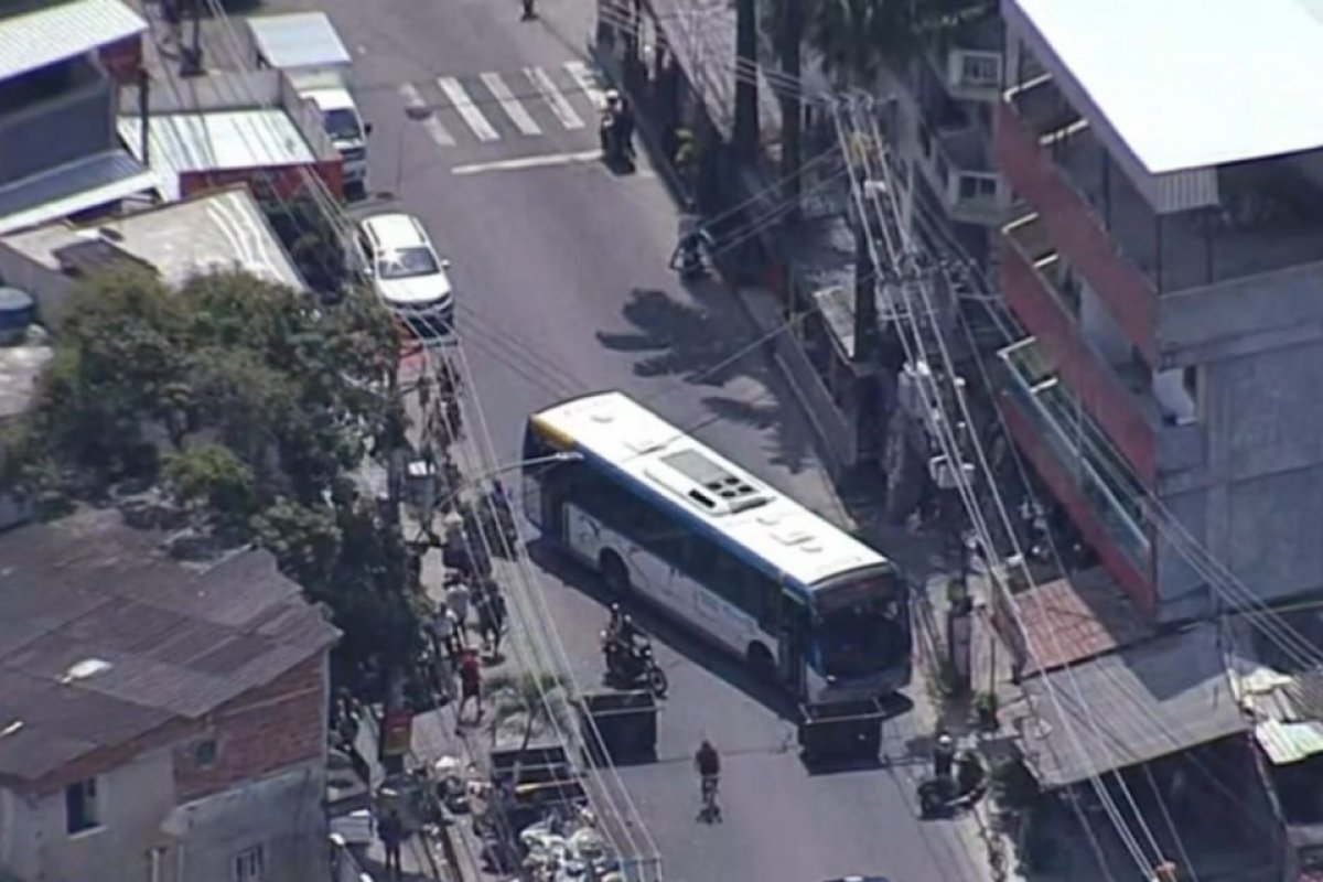 Nove ônibus são sequestrados e usados como barricadas contra ação do Bope na zona oeste do Rio