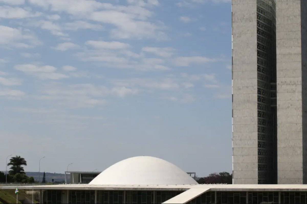 CCJ aprova porte de arma a agente socioeducativo e oficial de justiça