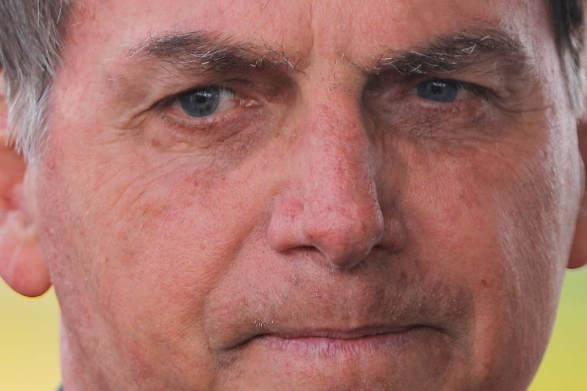 Bolsonaro da entrada em hospital nesta noite