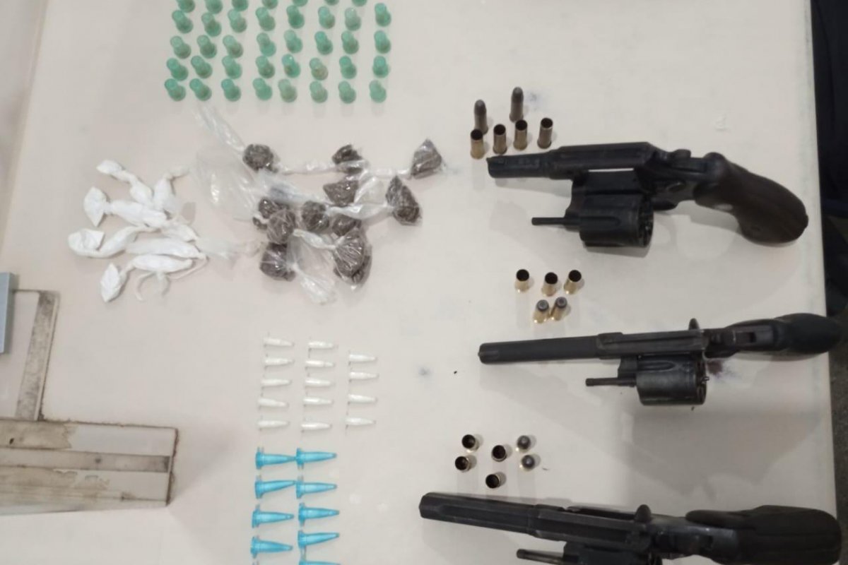 Dois dos cinco mortos em Candeias tinham passagens pela polícia e usavam tornozeleiras eletrônicas