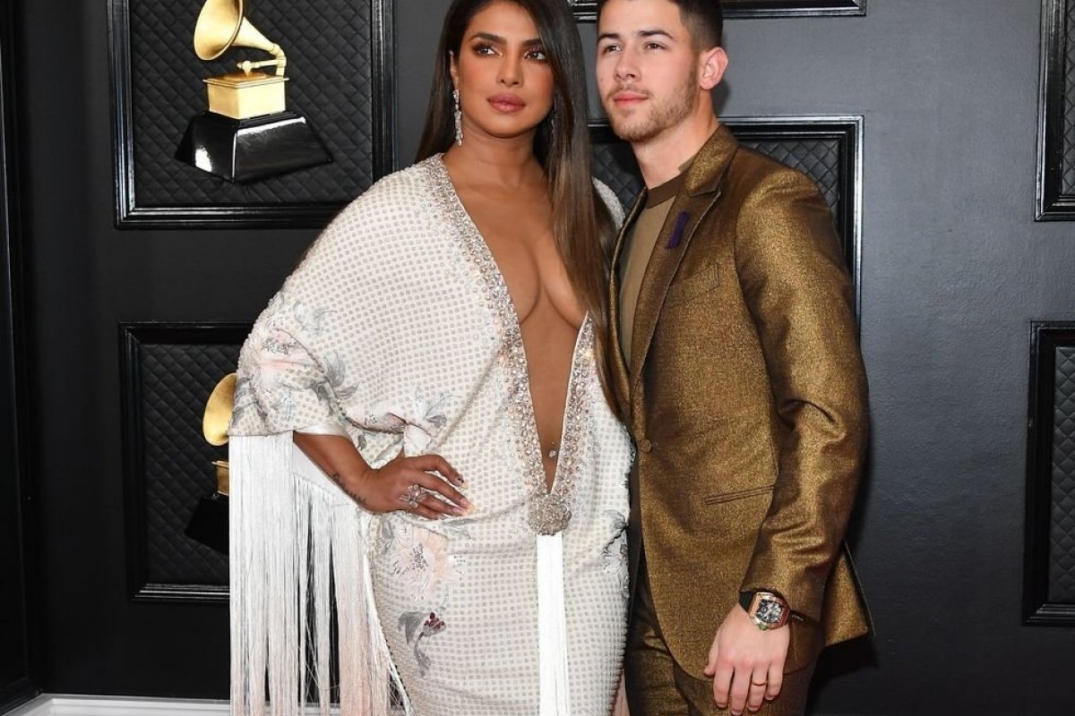 Atriz usa piercing no umbigo no tapete vermelho e antecipa volta da tendência