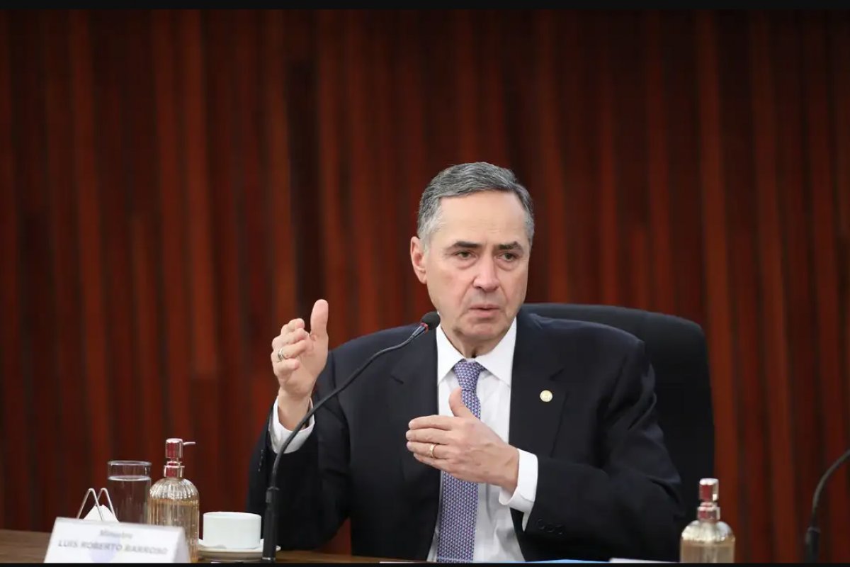 "Estamos fazendo uma defesa vigorosa da democracia", afirma Barroso