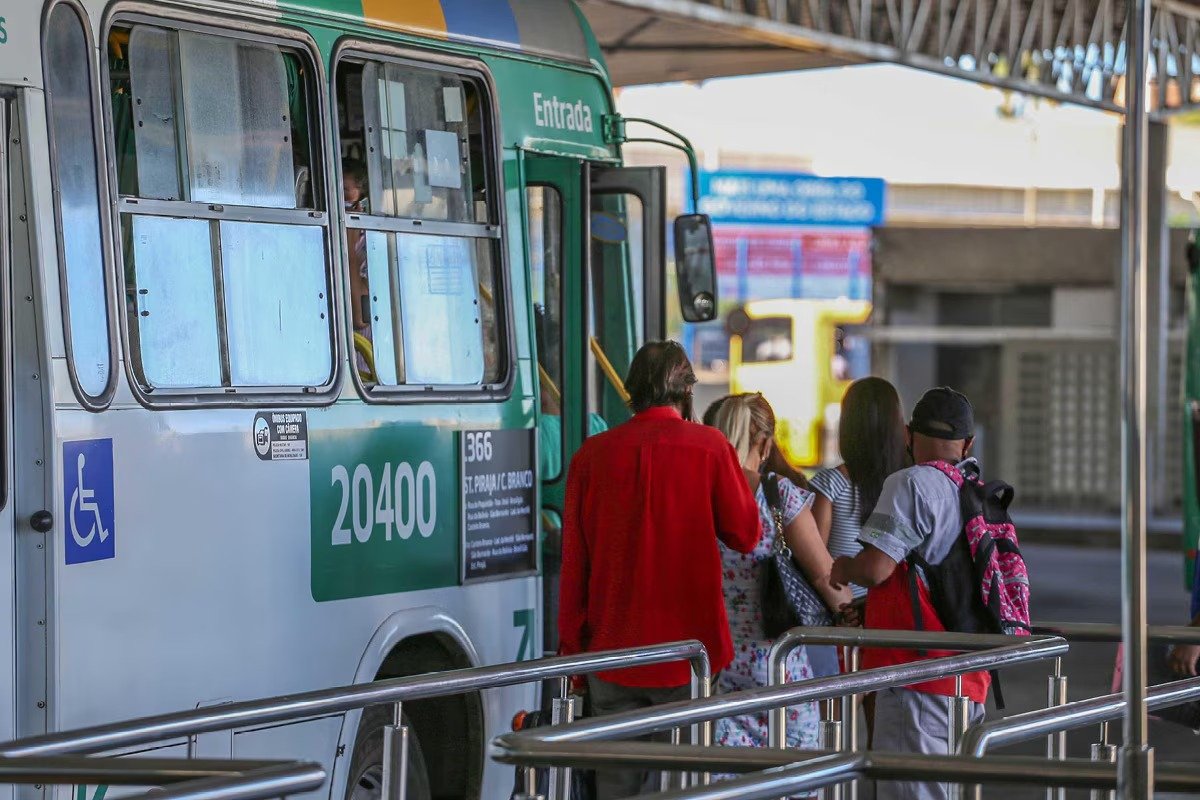 Ônibus voltam a circular em seis bairros de Salvador após episódios de violência
