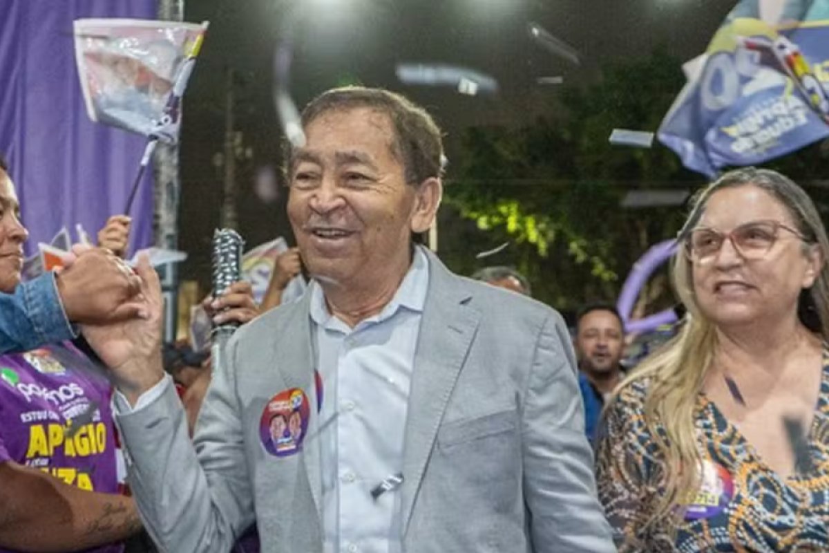 Prefeito de Taboão da Serra e candidato à reeleição, Aprígio, é baleado em atentado