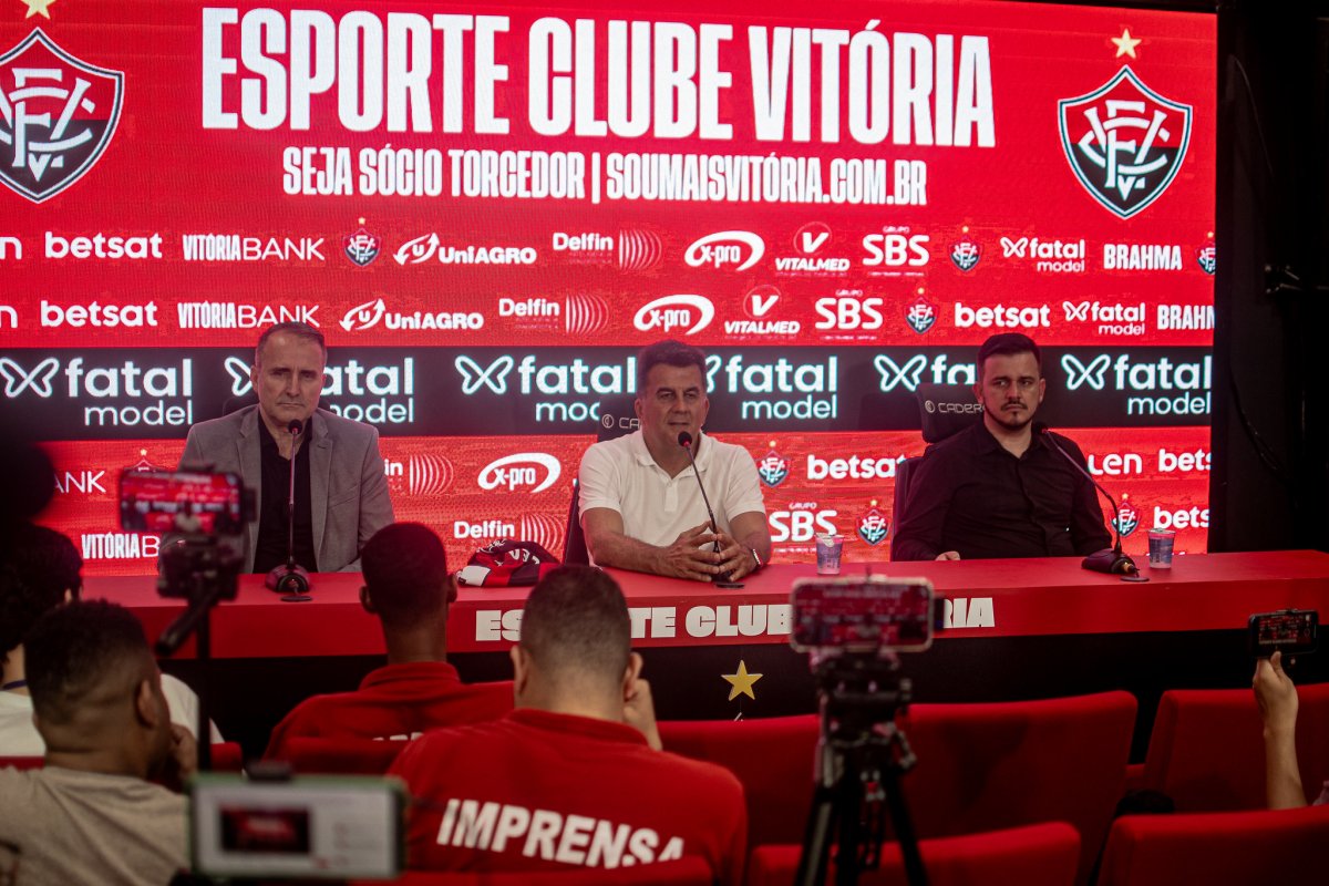 Falta de fair play financeiro do Corinthians irrita presidente do Vitória: "Tudo no Brasil tem lei. No futebol não é assim."