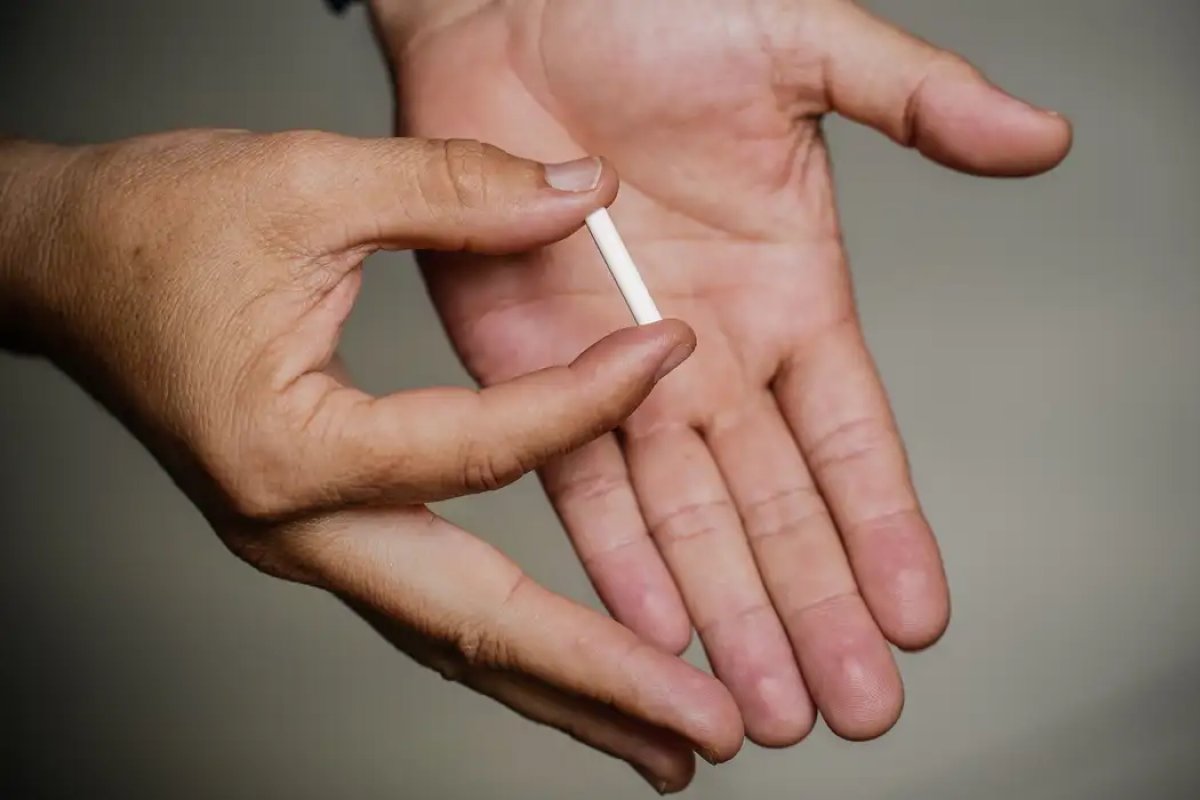 Anvisa suspende uso e venda de implantes hormonais manipulados conhecidos como "chips da beleza"