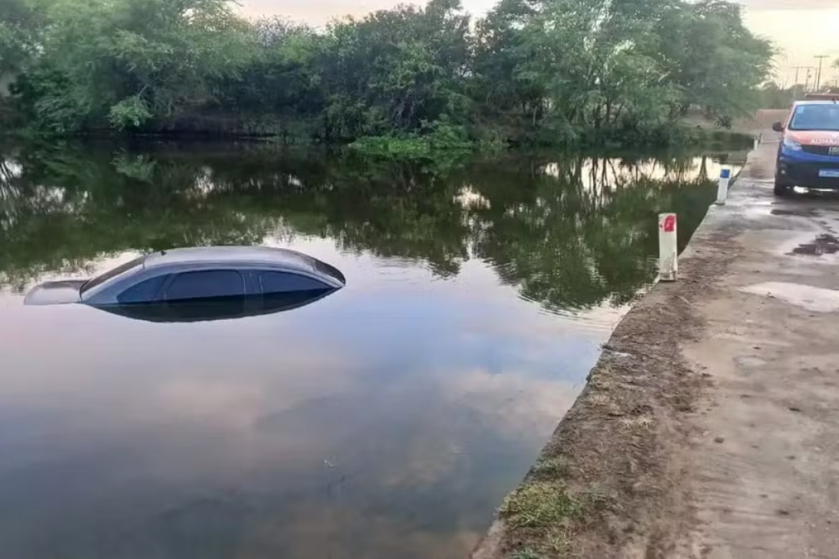 Homem perde controle de carro e cai em barragem na zona rural de Riachão do Jacuípe