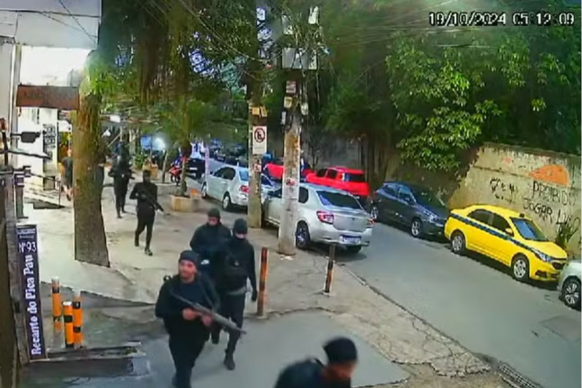 Milicianos armados tentam invadir comunidade do Rio de Janeiro