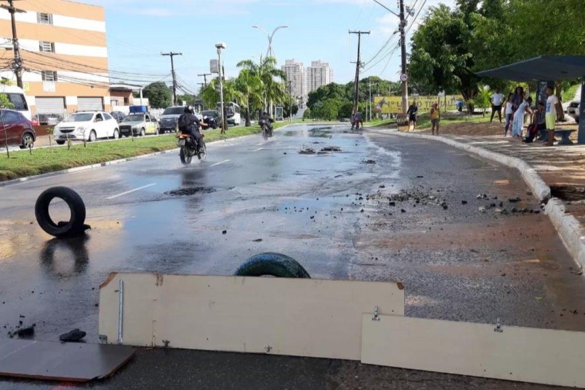 Trânsito fica lento em Itapuã devido a um vazamento registrado na Av. Dorival Caymmi