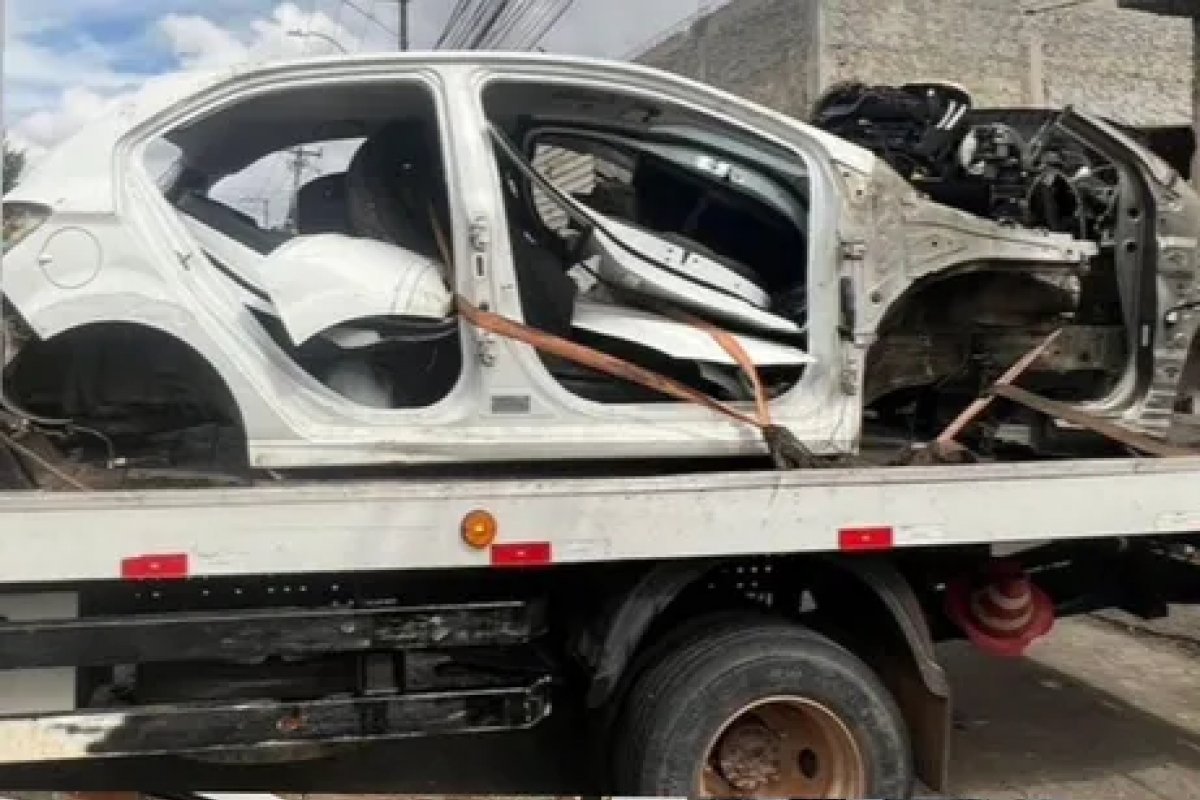Polícia desarticula oficina de desmanche de veículos em Salvador e recupera carro roubado
