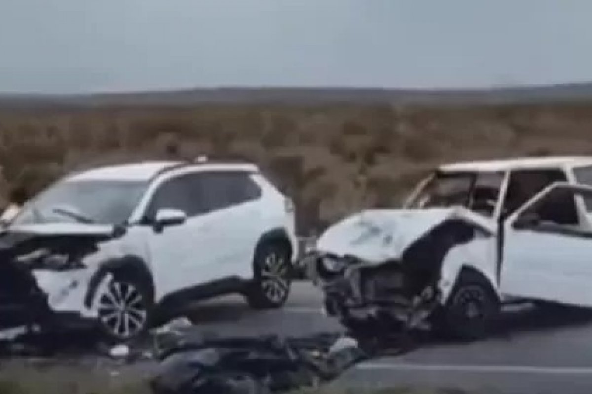 Idoso de 68 anos morre e outras duas pessoas ficam feridas em acidente na BR-242, no recôncavo da Bahia