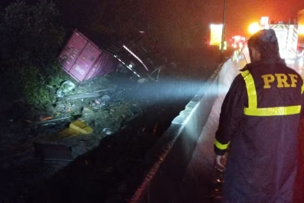 Nove membros de equipe de remo morrem após carreta tombar sobre van no Paraná