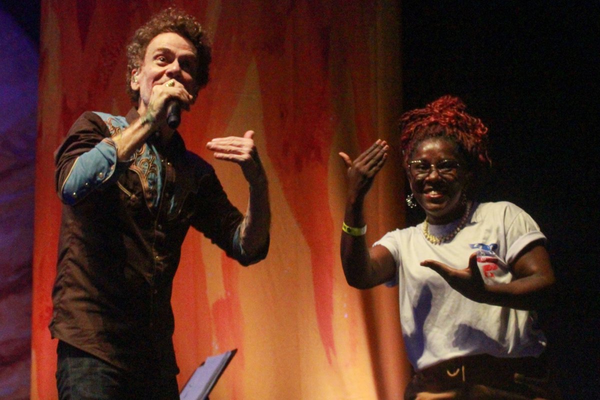 Nando Reis reforça importância da acessibilidade durante apresentação em Salvador!