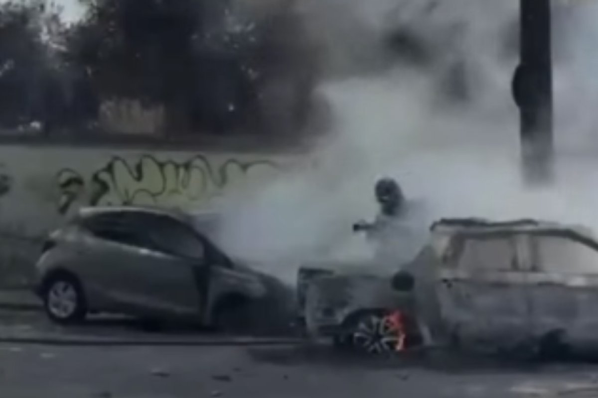 Vídeo: Corpo de Bombeiros apaga incêndio de veículos na Graça
