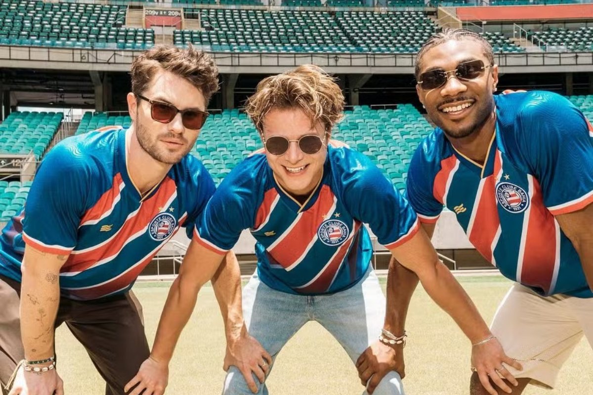 Estrelas da Netflix fazem visita a Arena Fonte Nova, em Salvador, e vestem camisas do Bahia e Seleção Brasileira