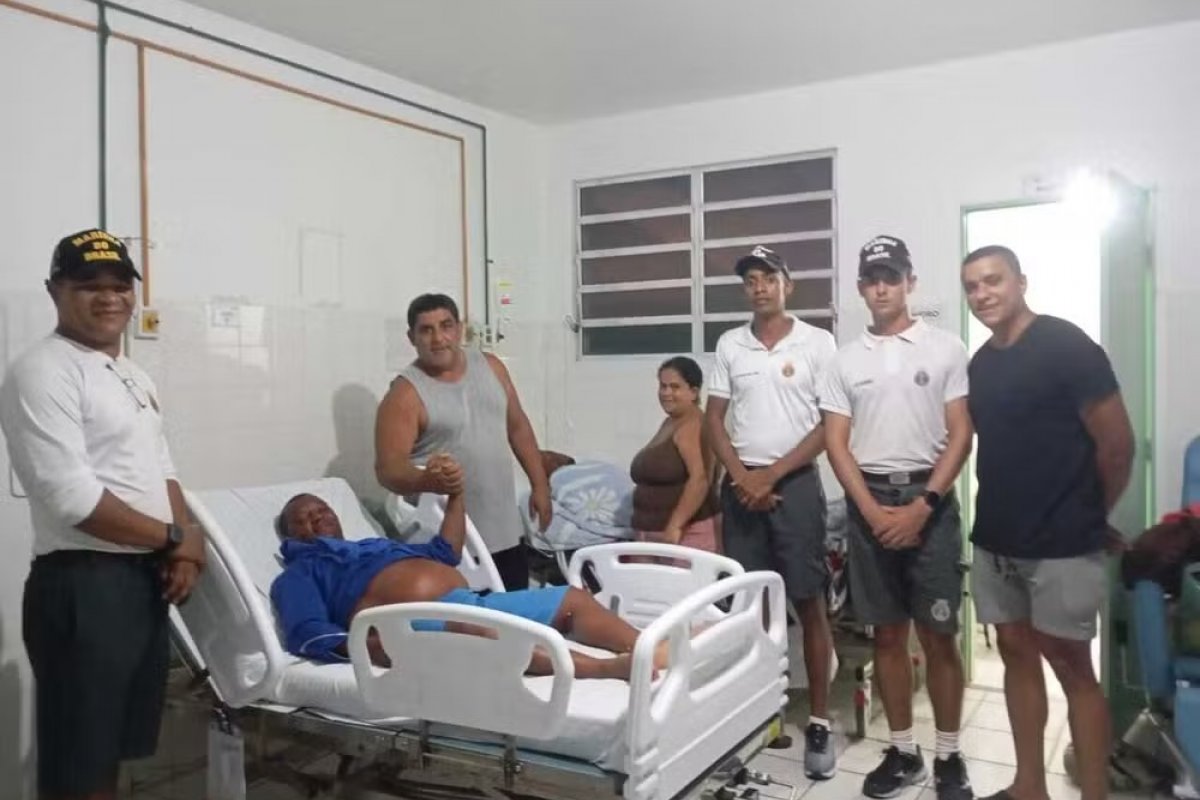 Pescador nada mais de 48h em busca de ajuda após barco virar no extremo sul da Bahia