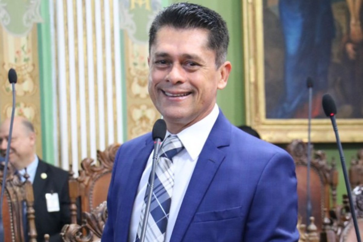 Câmara de Salvador: Luiz Carlos protocola projeto contra uso excessivo de telas por crianças