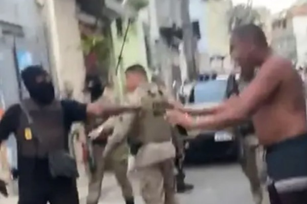 Vídeo: moradores geram confusão ao tentar impedir prisão de suspeitos de tráfico em Brotas