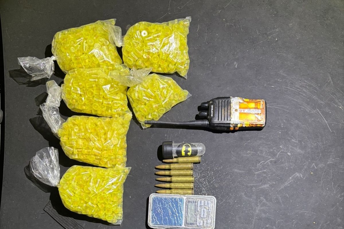 Homem é preso após trocar tiro com policiais em Salvador; drogas e munições foram apreendidas