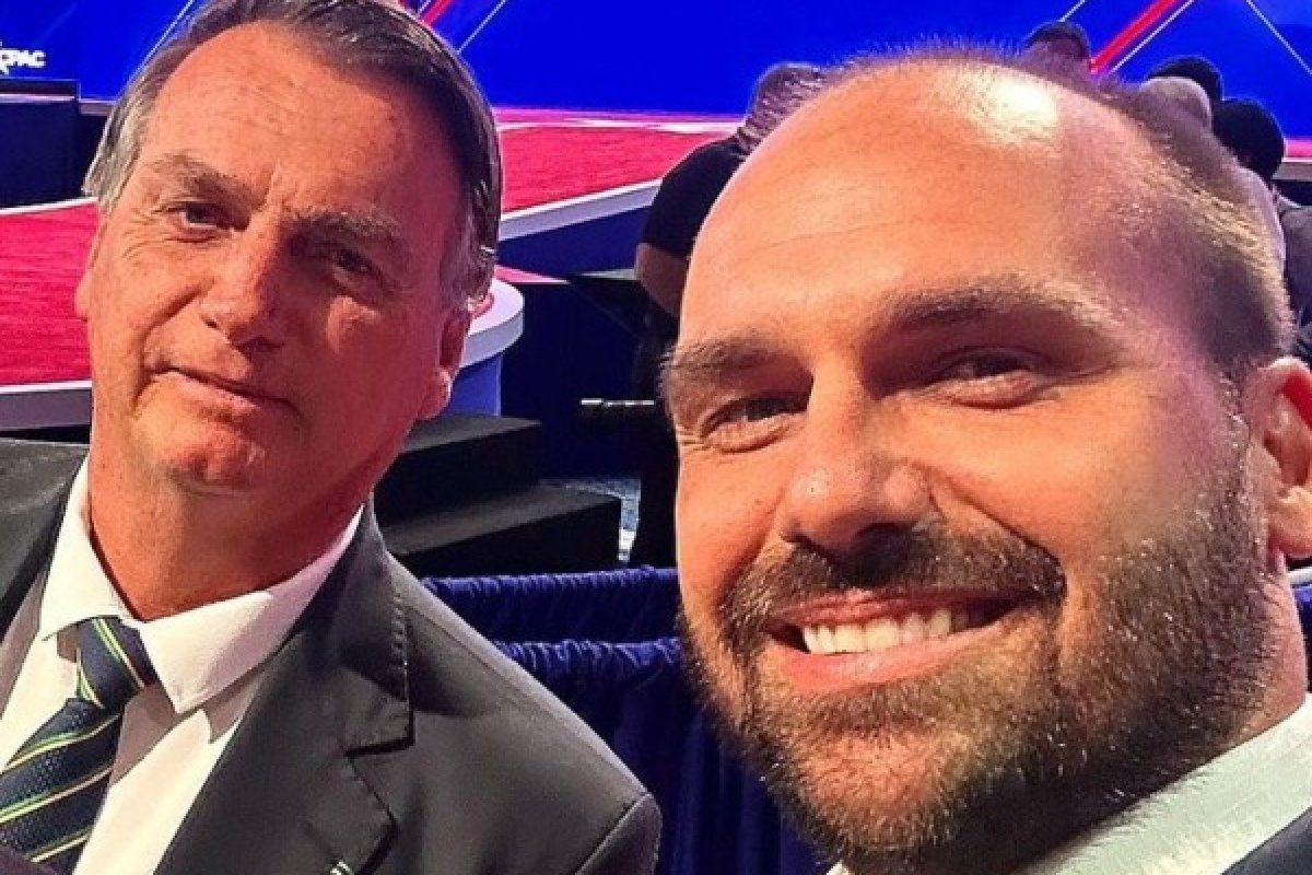 Impossibilitado de sair do Brasil, Bolsonaro enviará filho para acompanhar eleição nos EUA
