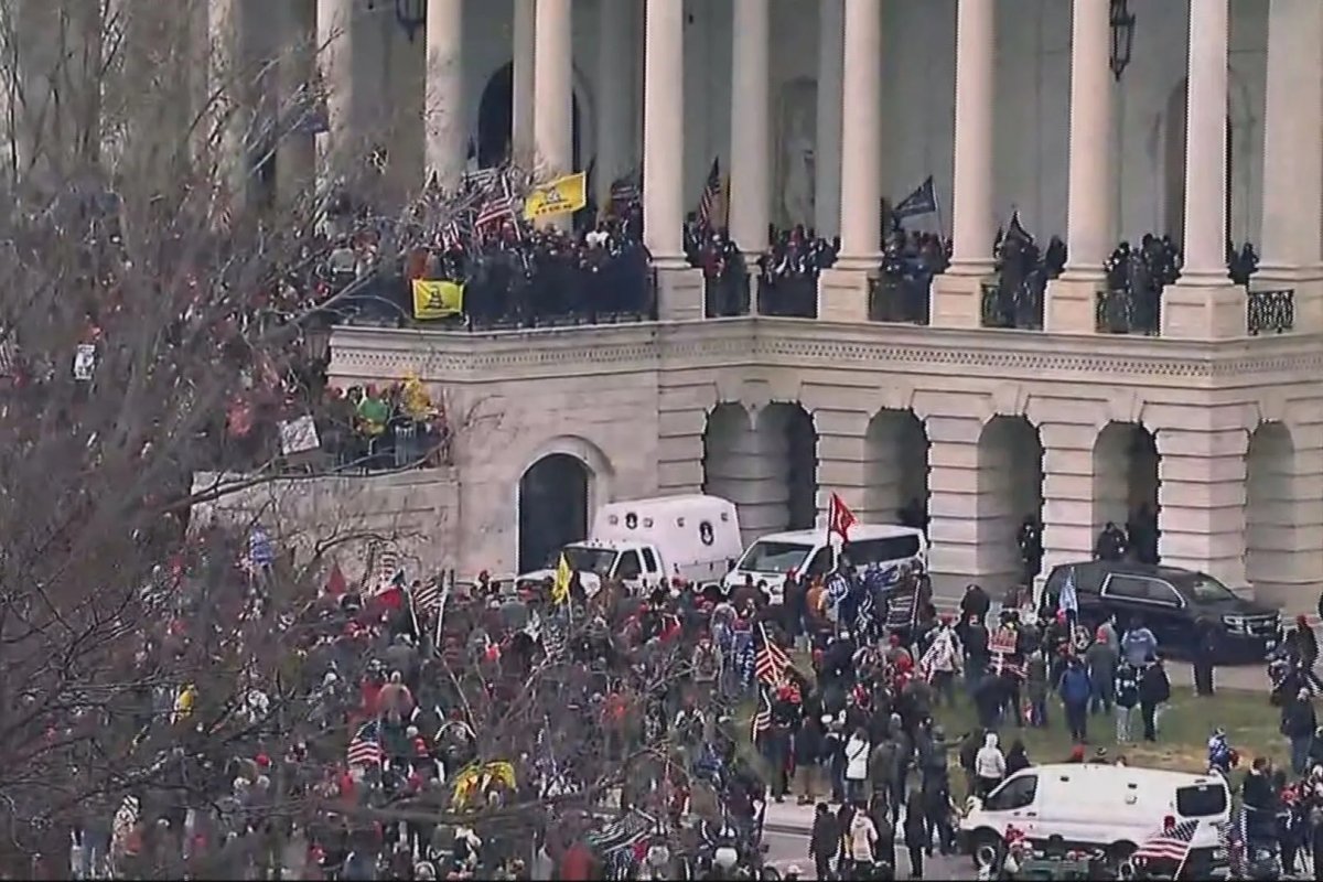 Violência após eleições nos EUA preocupa 7 em cada 10 americanos, diz estudo