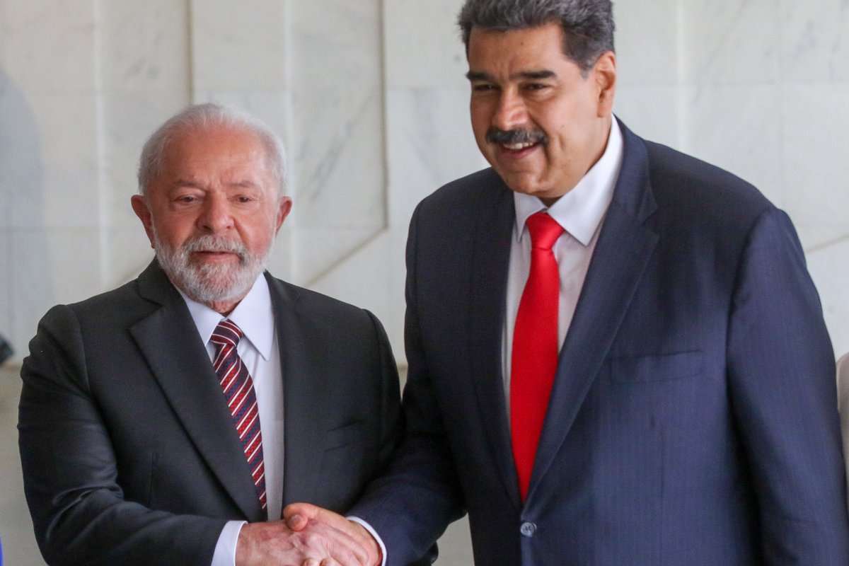 Maduro ignora Brasil e diz que se vê na 'família Brics'
