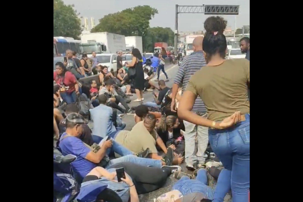 Confronto entre PM e traficantes deixa 2 mortos, 4 feridos e fecha a Av. Brasil no Rio