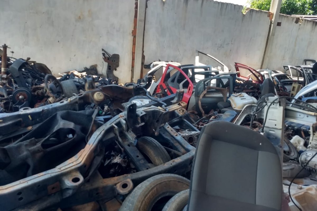 Imóvel utilizado para desmanche de veículos roubados e furtados é descoberto