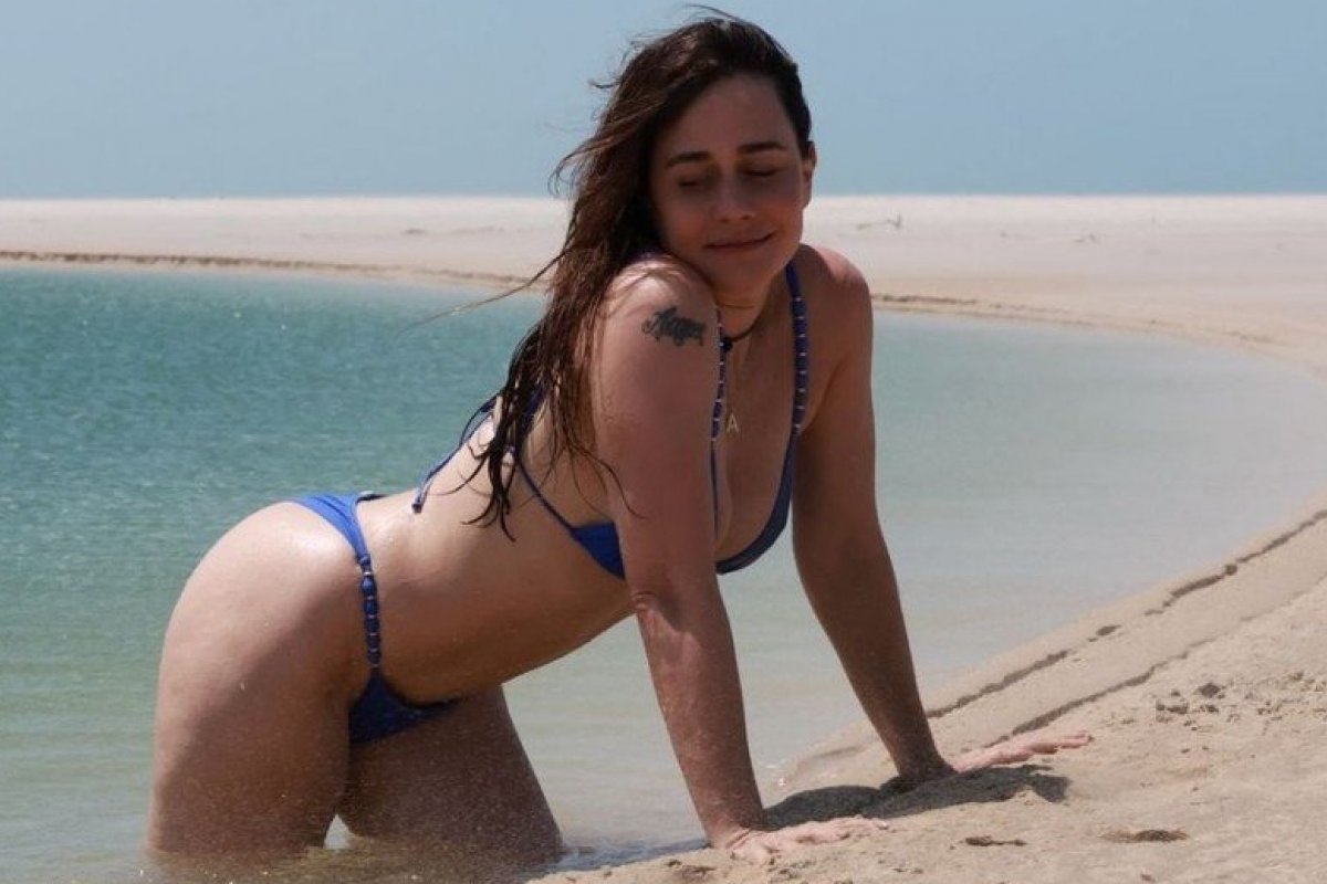 Aos 54 anos, Alessandra Negrini aparece poderosa em praia do Nordeste!